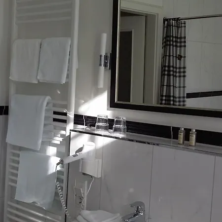 & Cafe Kleinergruenauer فندق 3*